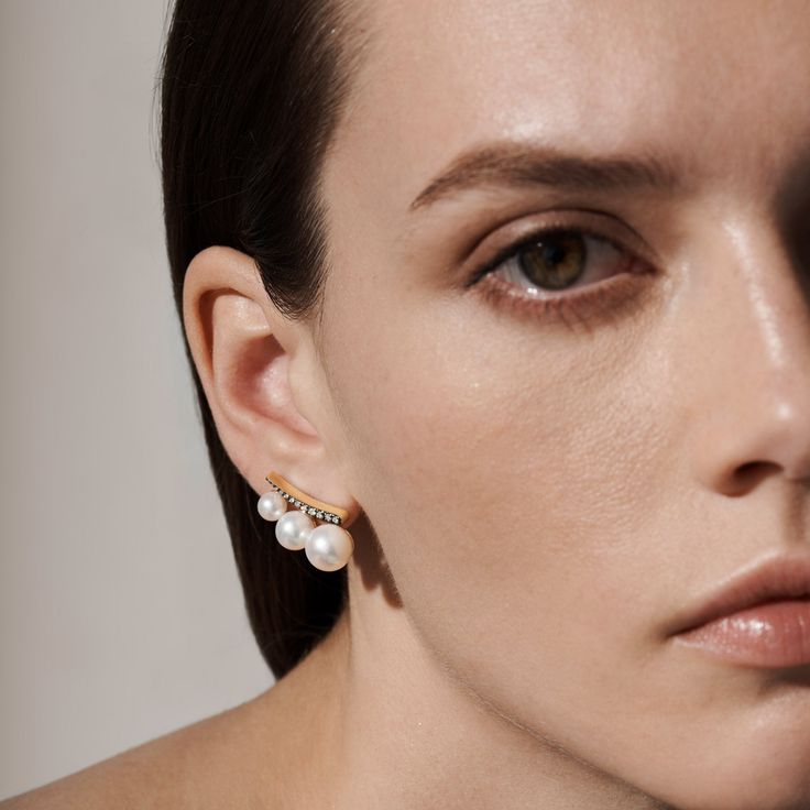Prive White Pearl Jumbo Ear Climber