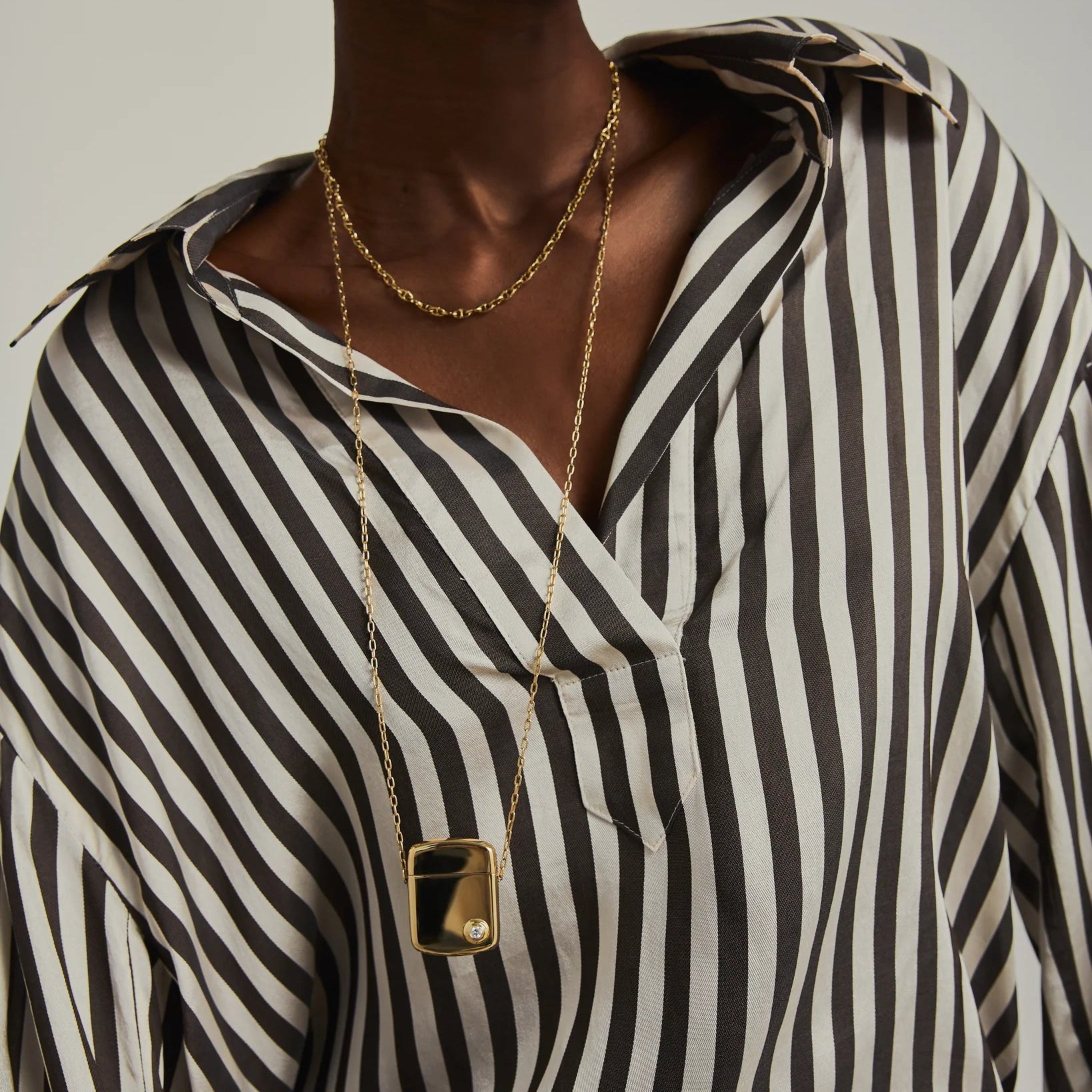 J Memento Pendant 18k Gold Necklace with Solitaire Diamond