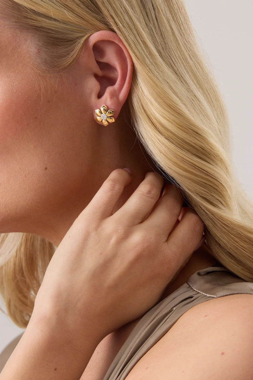 Lierre Gold & Diamond Pear Flower Petite Solid Studs
